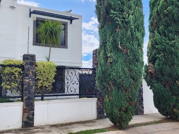 Hacienda del Campestre, León, Gto. Esquina, Doble Terreno, Casa En Venta
