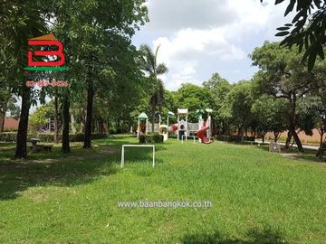 บ้านเดี่ยว 1 ชั้น โครงการ วรางกูล คลอง 4 (ลำลูกกา) เนื้อที่ 75 ตรว. ซอยไสวประชาราษฎร์ 43 ถนนลำลูกกา ตำบลลาดสวาย อำเภอลำลูกกา จังหวัดปทุมธานี
