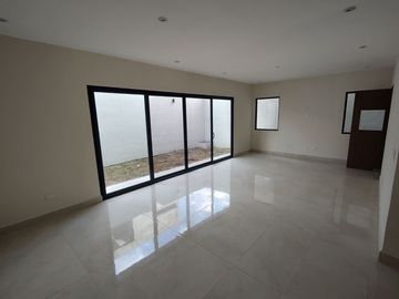 Casa en Venta en Carretera Nacional, Las Esmeraldas, zona los cristales