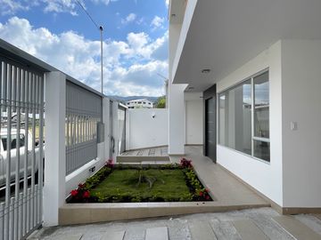 Se vende casa cuatro habitaciones a estrenar al sur de la ciudad de Loja