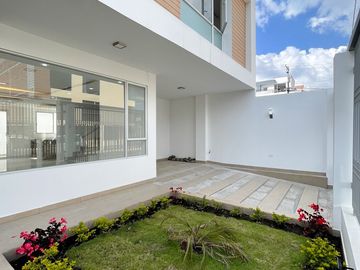 Se vende casa cuatro habitaciones a estrenar al sur de la ciudad de Loja