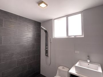 Se vende casa cuatro habitaciones a estrenar al sur de la ciudad de Loja