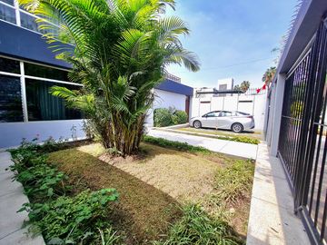 VENDO PRECIOSA CASA EN SAN ISIDRO A 1 CUDRA DE AV. JAVIER PRADO
