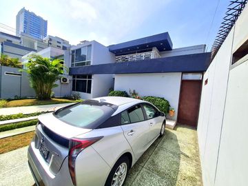VENDO PRECIOSA CASA EN SAN ISIDRO A 1 CUDRA DE AV. JAVIER PRADO