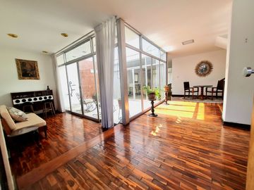 VENDO PRECIOSA CASA EN SAN ISIDRO A 1 CUDRA DE AV. JAVIER PRADO