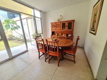 VENDO PRECIOSA CASA EN SAN ISIDRO A 1 CUDRA DE AV. JAVIER PRADO