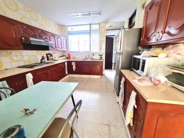 VENDO PRECIOSA CASA EN SAN ISIDRO A 1 CUDRA DE AV. JAVIER PRADO