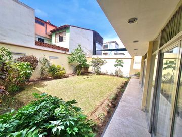VENDO PRECIOSA CASA EN SAN ISIDRO A 1 CUDRA DE AV. JAVIER PRADO