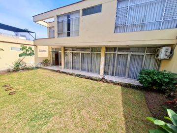 VENDO PRECIOSA CASA EN SAN ISIDRO A 1 CUDRA DE AV. JAVIER PRADO