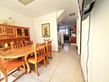 VENDO PRECIOSA CASA EN SAN ISIDRO A 1 CUDRA DE AV. JAVIER PRADO