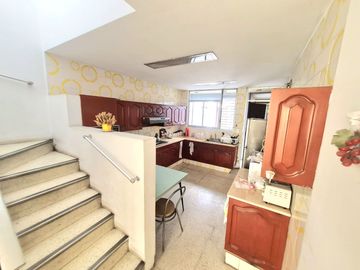 VENDO PRECIOSA CASA EN SAN ISIDRO A 1 CUDRA DE AV. JAVIER PRADO