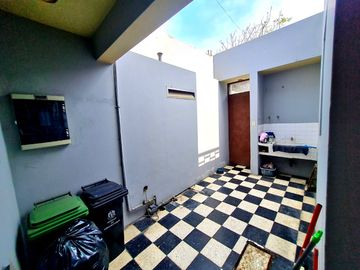 VENDO PRECIOSA CASA EN SAN ISIDRO A 1 CUDRA DE AV. JAVIER PRADO