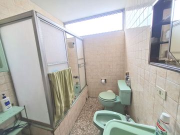 VENDO PRECIOSA CASA EN SAN ISIDRO A 1 CUDRA DE AV. JAVIER PRADO