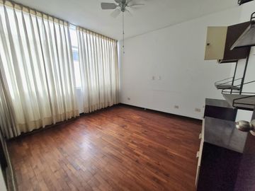VENDO PRECIOSA CASA EN SAN ISIDRO A 1 CUDRA DE AV. JAVIER PRADO