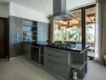 Casa en venta Frente a la playa, Tankah, Preciosa, 5 habitaciones, Cancha de padel, alberca con vista al mar, asador, fogatero