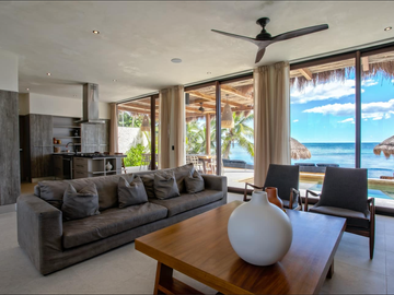 Casa en venta Frente a la playa, Tankah, Preciosa, 5 habitaciones, Cancha de padel, alberca con vista al mar, asador, fogatero