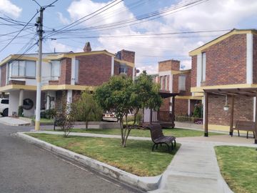 EN VENTA HERMOSA CASA EN SANTA INES.