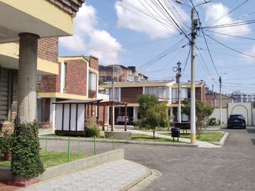 EN VENTA HERMOSA CASA EN SANTA INES.