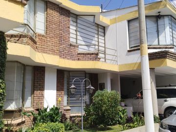 EN VENTA HERMOSA CASA EN SANTA INES.