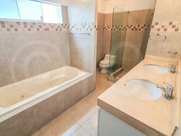 LINDO Y EXCLUSIVO DEPARTAMENTO CON JARDIN Y TERRAZA GOLF LOS INCAS