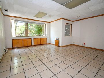 Amplia casa con uso de suelo para habitacion y mas del 95% permitido