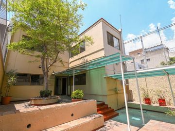 Amplia casa con uso de suelo para habitacion y mas del 95% permitido