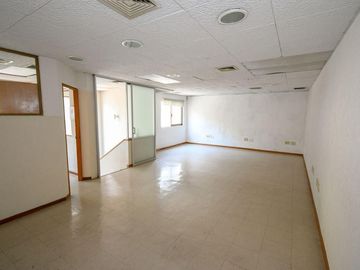 Amplia casa con uso de suelo para habitacion y mas del 95% permitido