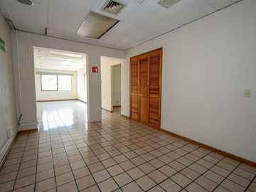 Amplia casa con uso de suelo para habitacion y mas del 95% permitido