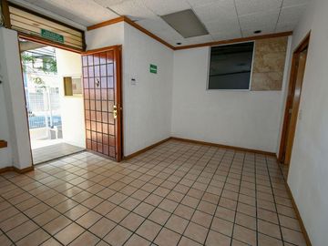 Amplia casa con uso de suelo para habitacion y mas del 95% permitido