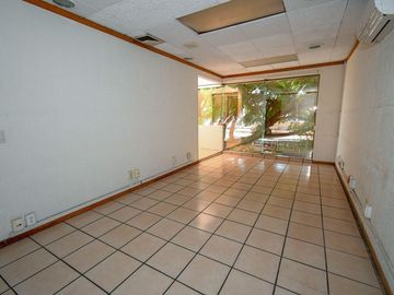 Amplia casa con uso de suelo para habitacion y mas del 95% permitido
