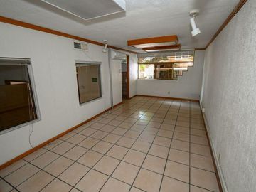 Amplia casa con uso de suelo para habitacion y mas del 95% permitido