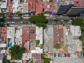 Amplia casa con uso de suelo para habitacion y mas del 95% permitido
