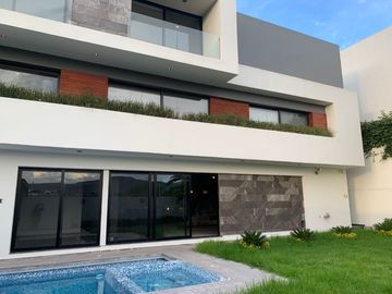 HERMOSA CASA EN LA LOMA RESIDENCIAL & CLUB DE GOLF, FRENTE A AREAS VERDES