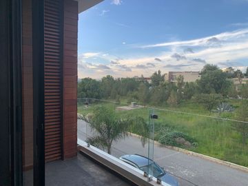 HERMOSA CASA EN LA LOMA RESIDENCIAL & CLUB DE GOLF, FRENTE A AREAS VERDES