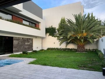 HERMOSA CASA EN LA LOMA RESIDENCIAL & CLUB DE GOLF, FRENTE A AREAS VERDES