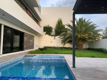 HERMOSA CASA EN LA LOMA RESIDENCIAL & CLUB DE GOLF, FRENTE A AREAS VERDES