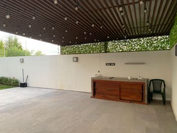 HERMOSA CASA EN LA LOMA RESIDENCIAL & CLUB DE GOLF, FRENTE A AREAS VERDES