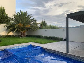 HERMOSA CASA EN LA LOMA RESIDENCIAL & CLUB DE GOLF, FRENTE A AREAS VERDES