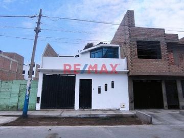 Venta de Amplia Casa De Dos Pisos En San Martin De Porres – a Media Cuadra de Av. Santa Rosa (Zona Comercial)