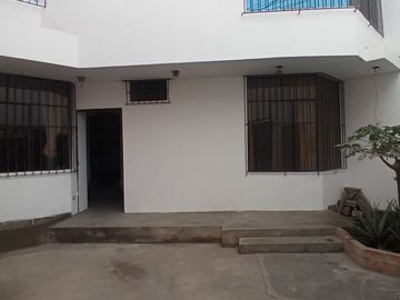 Venta de Amplia Casa De Dos Pisos En San Martin De Porres – a Media Cuadra de Av. Santa Rosa (Zona Comercial)