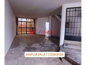 Venta de Amplia Casa De Dos Pisos En San Martin De Porres – a Media Cuadra de Av. Santa Rosa (Zona Comercial)