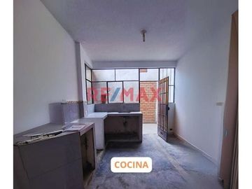 Venta de Amplia Casa De Dos Pisos En San Martin De Porres – a Media Cuadra de Av. Santa Rosa (Zona Comercial)