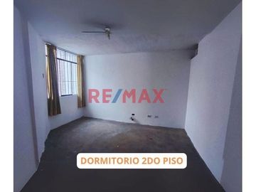 Venta de Amplia Casa De Dos Pisos En San Martin De Porres – a Media Cuadra de Av. Santa Rosa (Zona Comercial)