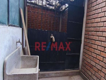 Venta de Amplia Casa De Dos Pisos En San Martin De Porres – a Media Cuadra de Av. Santa Rosa (Zona Comercial)