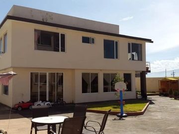 DOS CASAS DE VENTA CUMBAYÁ 1030 m2