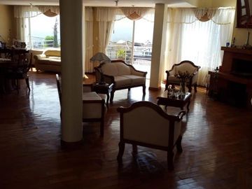 DOS CASAS DE VENTA CUMBAYÁ 1030 m2