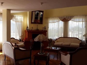 DOS CASAS DE VENTA CUMBAYÁ 1030 m2