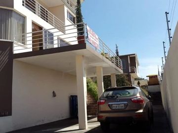 DOS CASAS DE VENTA CUMBAYÁ 1030 m2