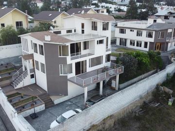 DOS CASAS DE VENTA CUMBAYÁ 1030 m2