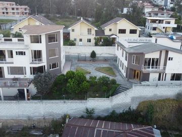 DOS CASAS DE VENTA CUMBAYÁ 1030 m2